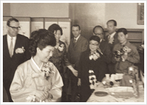 개교 10주년 기념 바자회에 참석한 육영수 여사 / 1970년 4월