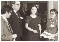 학교 축제기간 바자회에 참가한 이방자 여사(오른쪽)과 배우 윤정희씨 / 1973년